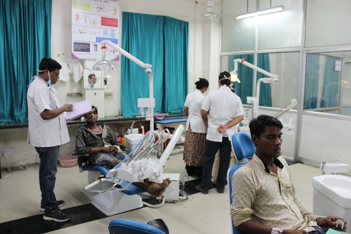 https://cache.careers360.mobi/media/colleges/social-media/media-gallery/5906/2020/12/10/Laboratory of Government College of Dentistry Indore_Laboratory.jpg